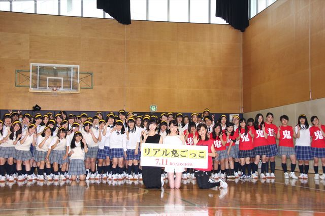 トリンドル玲奈、篠田麻里子、真野恵里菜が都内高校にサプライズ登場！フォトギャラリー（9枚目）