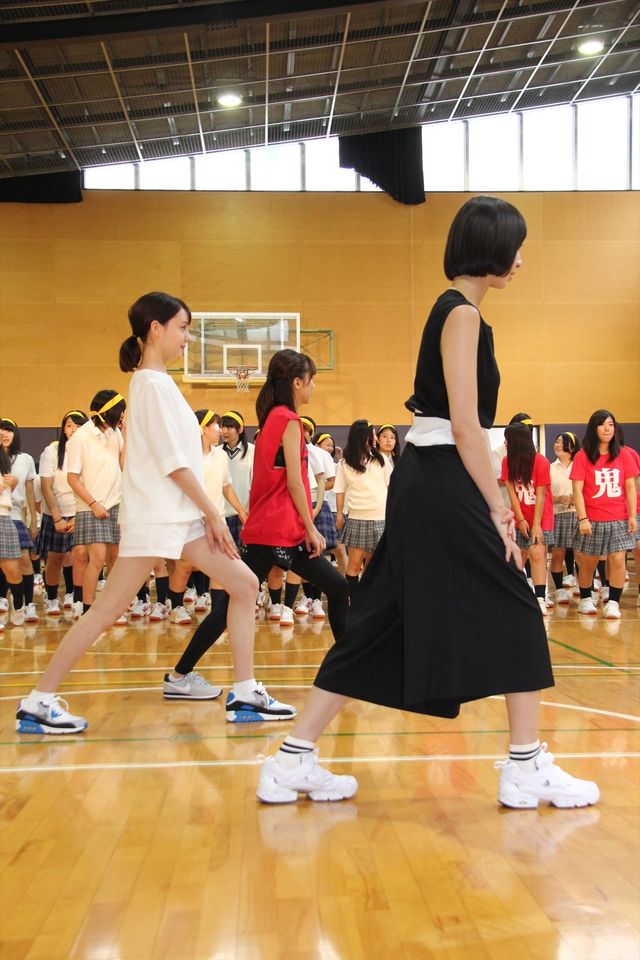 トリンドル玲奈、篠田麻里子、真野恵里菜が都内高校にサプライズ登場！フォトギャラリー（10枚目）