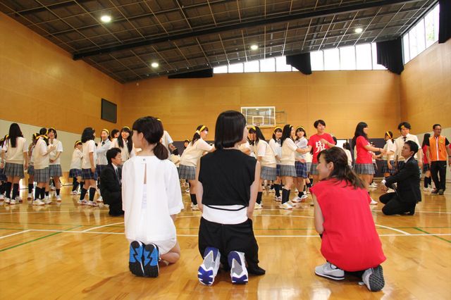 トリンドル玲奈、篠田麻里子、真野恵里菜が都内高校にサプライズ登場！フォトギャラリー（11枚目）