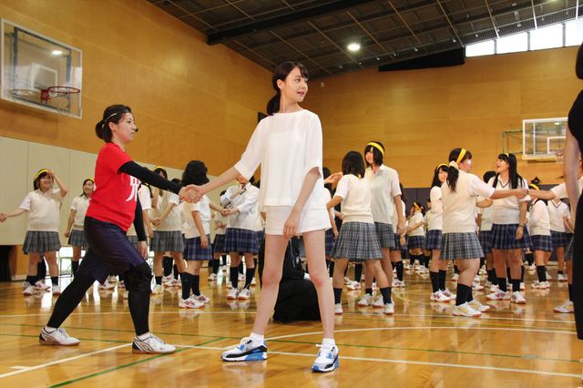 トリンドル玲奈、篠田麻里子、真野恵里菜が都内高校にサプライズ登場！フォトギャラリー（12枚目）
