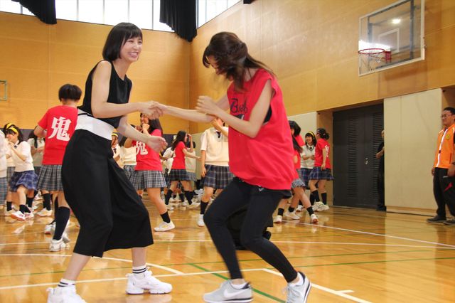 トリンドル玲奈、篠田麻里子、真野恵里菜が都内高校にサプライズ登場！フォトギャラリー（13枚目）