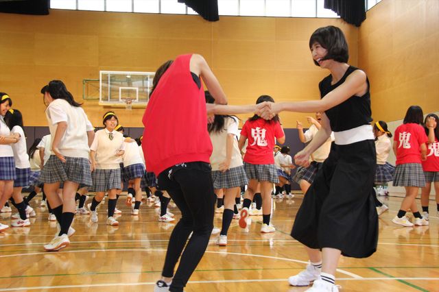 トリンドル玲奈、篠田麻里子、真野恵里菜が都内高校にサプライズ登場！フォトギャラリー（14枚目）