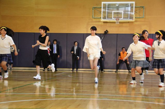 トリンドル玲奈、篠田麻里子、真野恵里菜が都内高校にサプライズ登場！フォトギャラリー（15枚目）