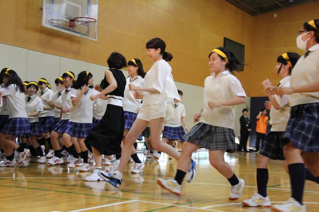 トリンドル玲奈、篠田麻里子、真野恵里菜が都内高校にサプライズ登場！フォトギャラリー（16枚目）