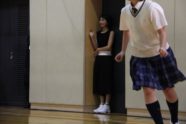 トリンドル玲奈、篠田麻里子、真野恵里菜が都内高校にサプライズ登場！フォトギャラリー（17枚目）