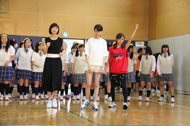 トリンドル玲奈、篠田麻里子、真野恵里菜が都内高校にサプライズ登場！フォトギャラリー（18枚目）