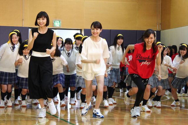 トリンドル玲奈、篠田麻里子、真野恵里菜が都内高校にサプライズ登場！フォトギャラリー（19枚目）