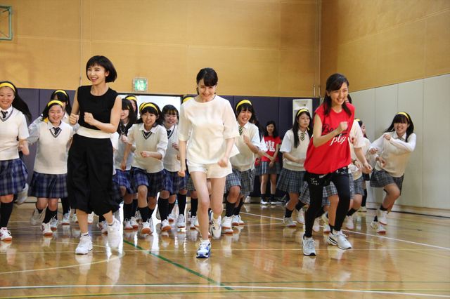 トリンドル玲奈、篠田麻里子、真野恵里菜が都内高校にサプライズ登場！フォトギャラリー（20枚目）