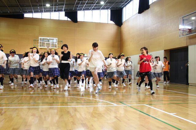 トリンドル玲奈、篠田麻里子、真野恵里菜が都内高校にサプライズ登場！フォトギャラリー（21枚目）