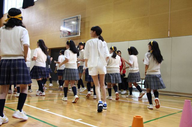 トリンドル玲奈、篠田麻里子、真野恵里菜が都内高校にサプライズ登場！フォトギャラリー（22枚目）
