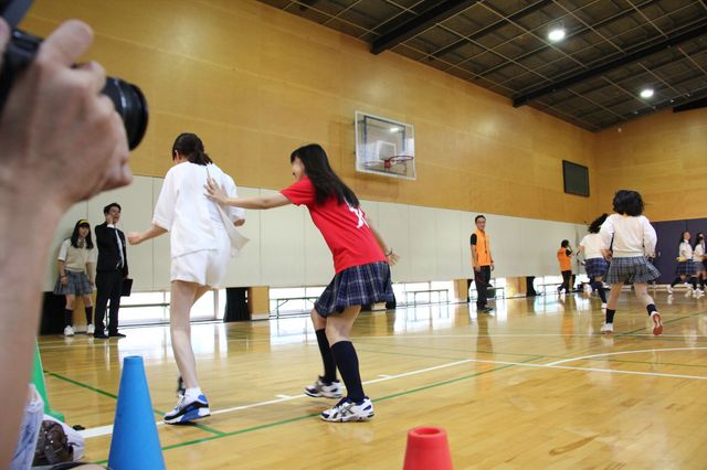 トリンドル玲奈、篠田麻里子、真野恵里菜が都内高校にサプライズ登場！フォトギャラリー（23枚目）