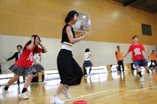 トリンドル玲奈、篠田麻里子、真野恵里菜が都内高校にサプライズ登場！フォトギャラリー（24枚目）