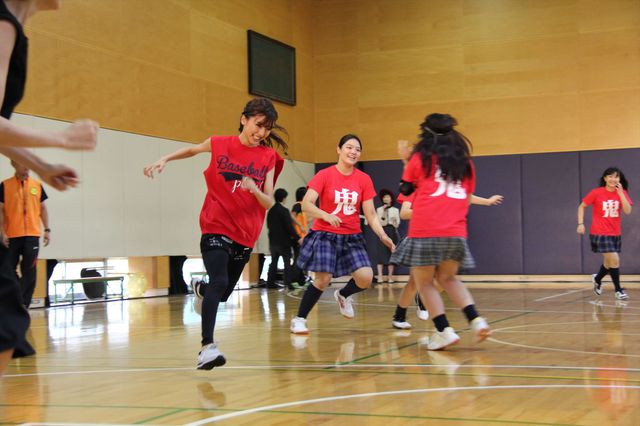トリンドル玲奈、篠田麻里子、真野恵里菜が都内高校にサプライズ登場！フォトギャラリー（25枚目）