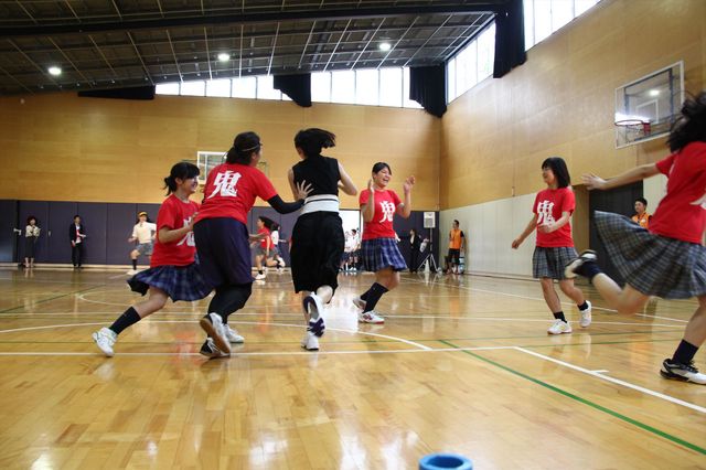 トリンドル玲奈、篠田麻里子、真野恵里菜が都内高校にサプライズ登場！フォトギャラリー（26枚目）