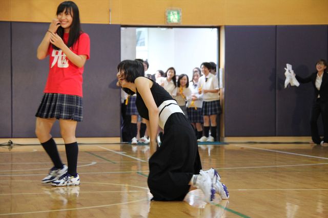 トリンドル玲奈、篠田麻里子、真野恵里菜が都内高校にサプライズ登場！フォトギャラリー（27枚目）