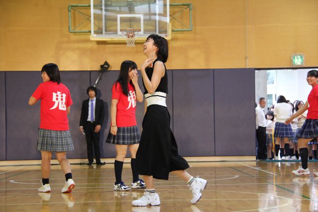 トリンドル玲奈、篠田麻里子、真野恵里菜が都内高校にサプライズ登場！フォトギャラリー（28枚目）