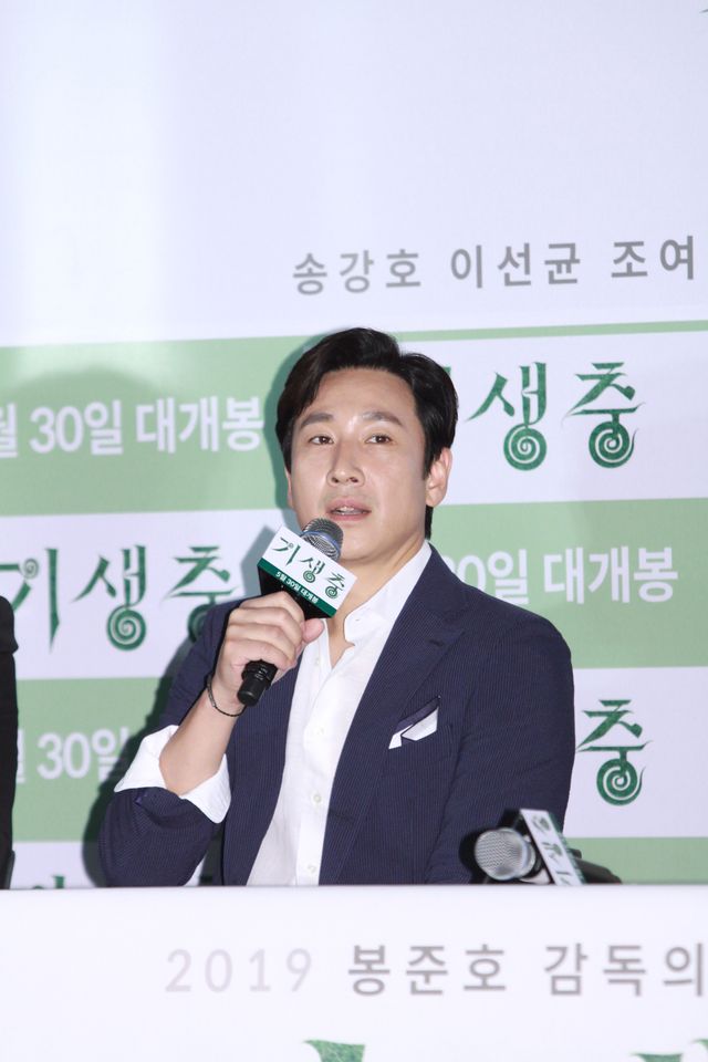 パルムドール受賞『パラサイト』ポン・ジュノ監督×ソン・ガンホ凱旋会見（17枚目）