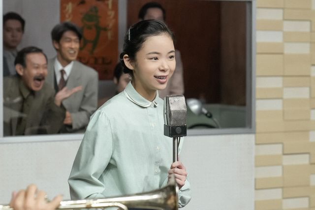 米兵たちに囲まれて…「ブギウギ」第90回の場面写真（2枚目）