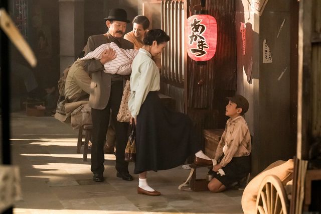 米兵たちに囲まれて…「ブギウギ」第90回の場面写真（4枚目）