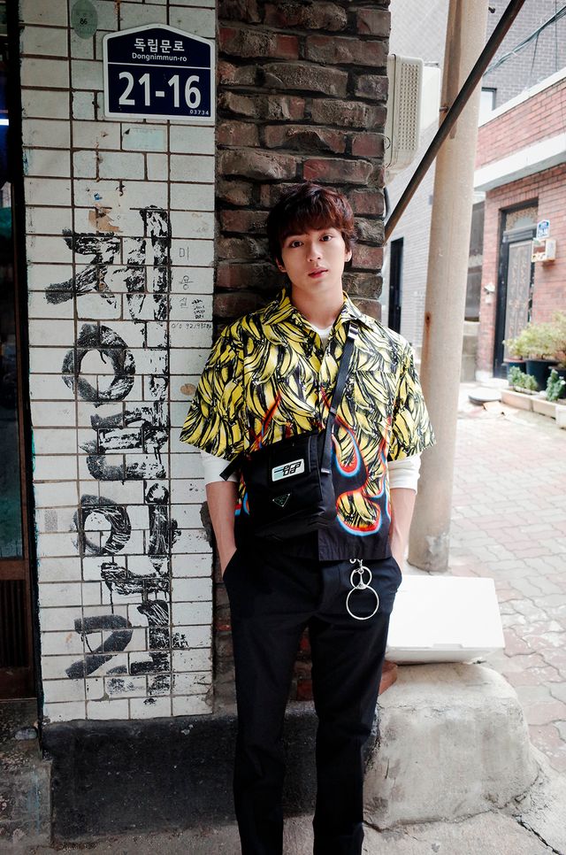 新田真剣佑、キュートなベッドショットも！ファースト写真集「UP THE ROAD」（2枚目）