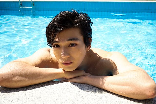 新田真剣佑、キュートなベッドショットも！ファースト写真集「UP THE ROAD」（3枚目）