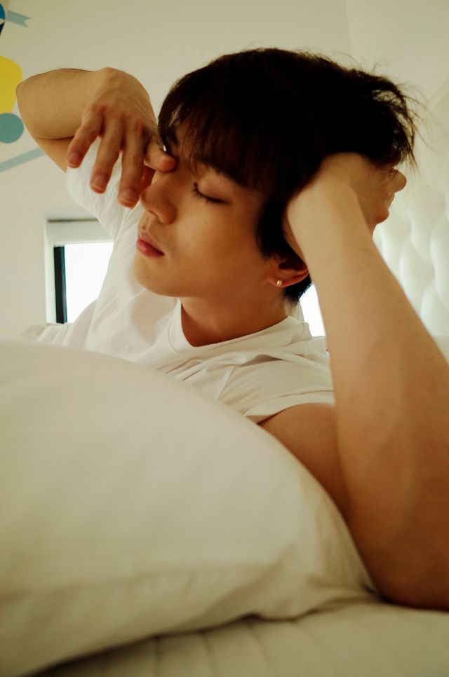 新田真剣佑、キュートなベッドショットも！ファースト写真集「UP THE ROAD」（4枚目）