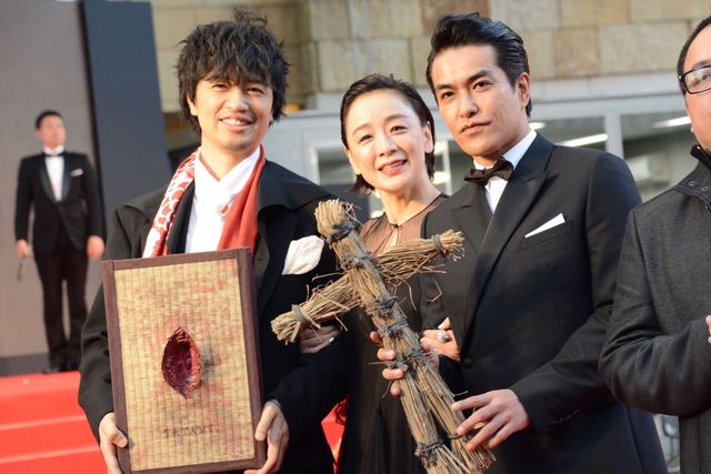 水原希子＆佑果姉妹、ミニドレスから美脚…！美しすぎる競演（2枚目）