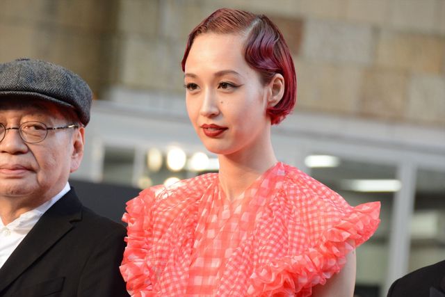 水原希子＆佑果姉妹、ミニドレスから美脚…！美しすぎる競演（10枚目）