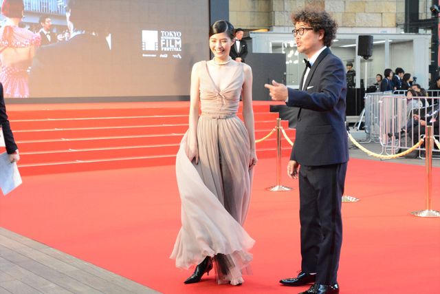 水原希子＆佑果姉妹、ミニドレスから美脚…！美しすぎる競演（17枚目）