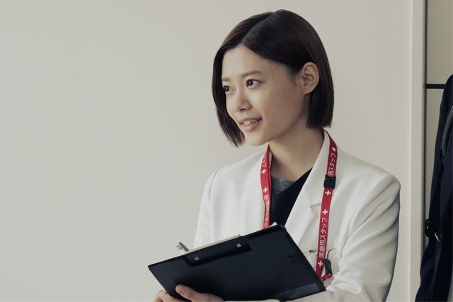 ミヤビ（杉咲花）と三瓶（若葉竜也）の関係は？「アンメット」2話場面写真（4枚目）