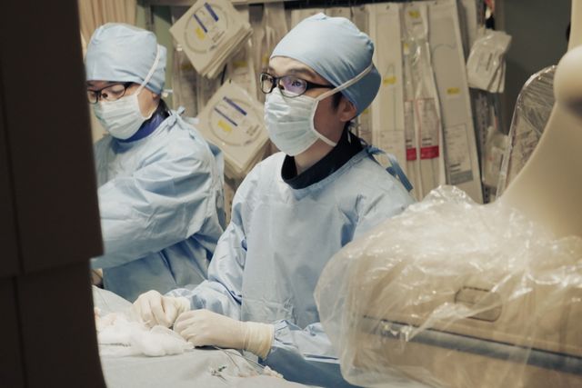 ミヤビ（杉咲花）と三瓶（若葉竜也）の関係は？「アンメット」2話場面写真（9枚目）