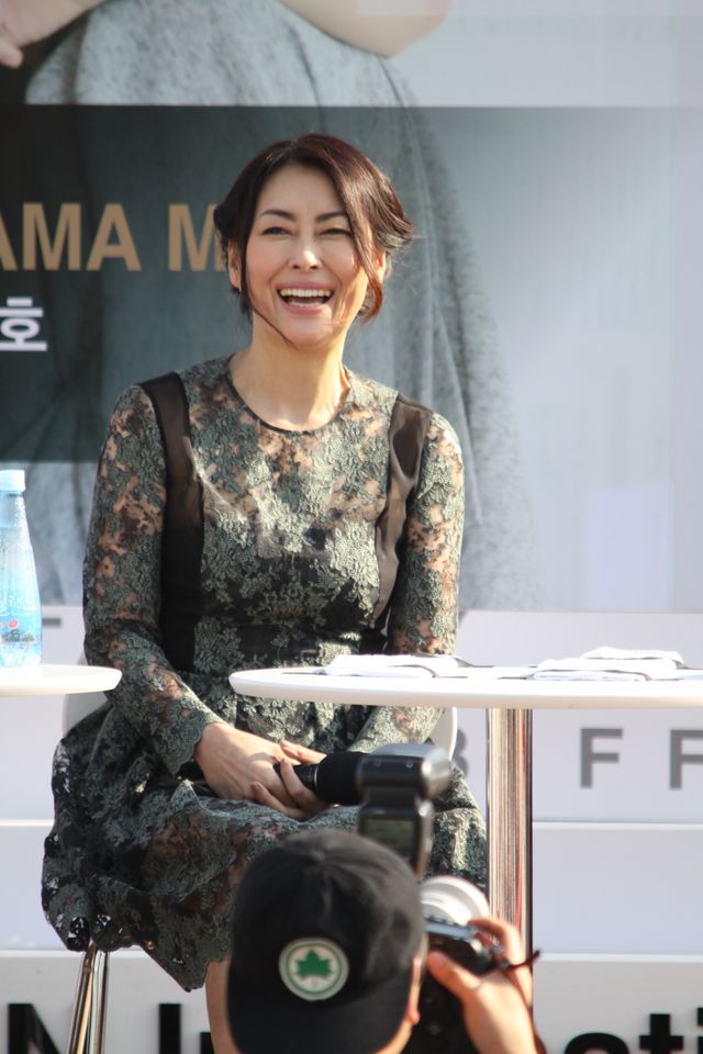 中山美穂のドレス、美しい！「女優が女優と会う」トークイベントにて：フォトギャラリー