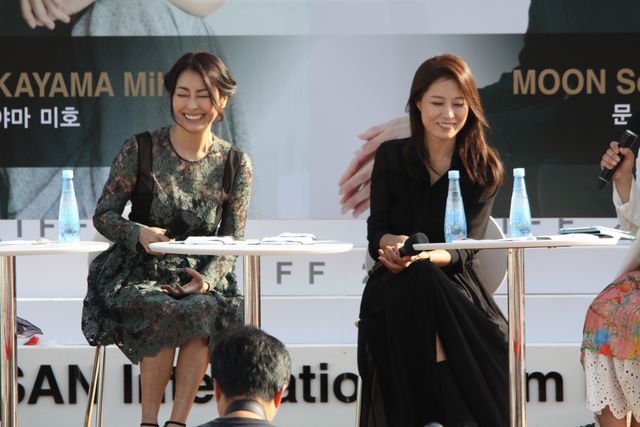 中山美穂のドレス、美しい！「女優が女優と会う」トークイベントにて（3枚目）