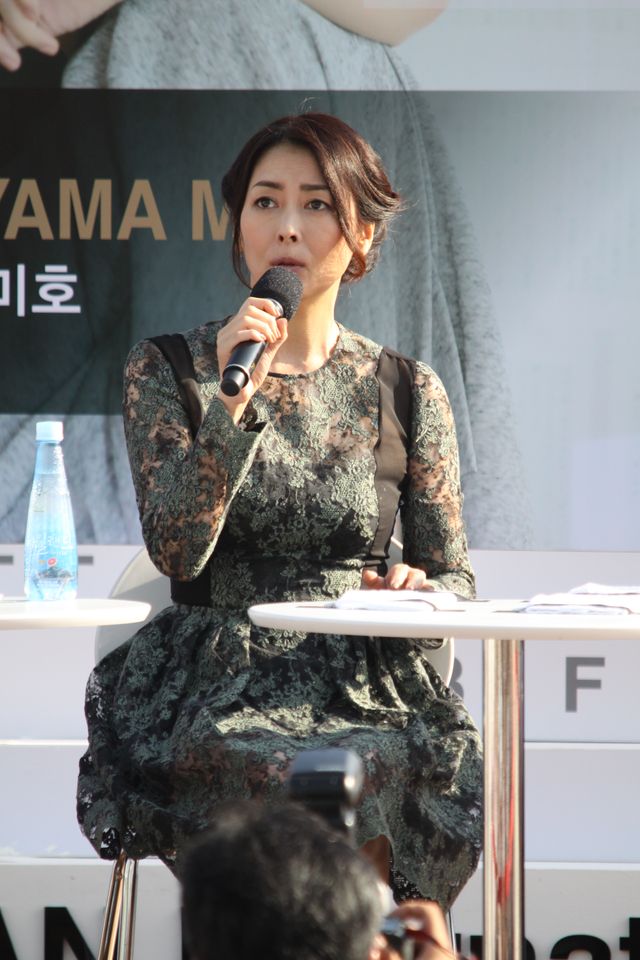 中山美穂のドレス、美しい！「女優が女優と会う」トークイベントにて（4枚目）