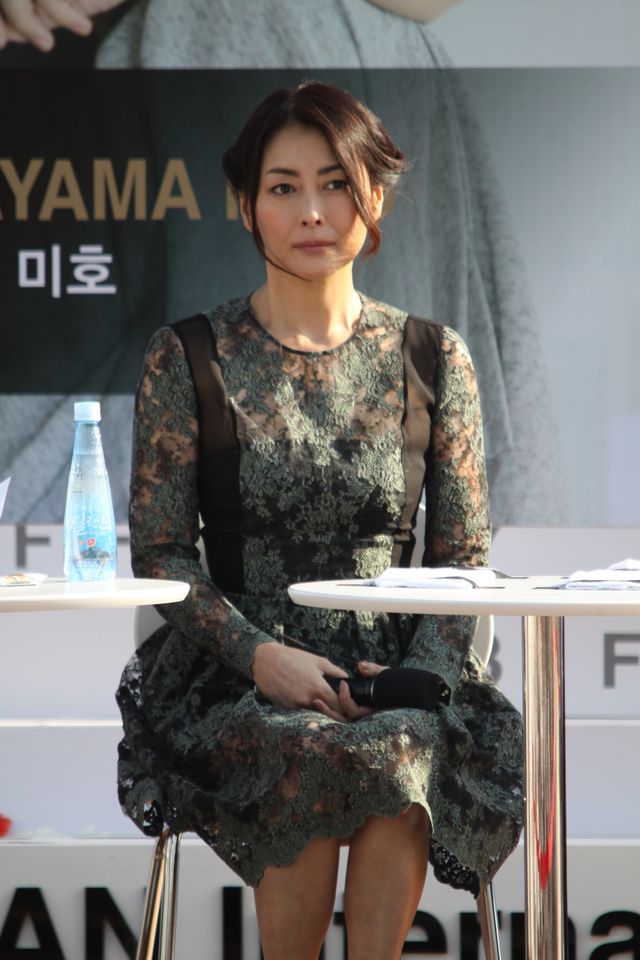 中山美穂のドレス、美しい！「女優が女優と会う」トークイベントにて（6枚目）