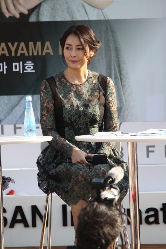 中山美穂のドレス、美しい！「女優が女優と会う」トークイベントにて（7枚目）