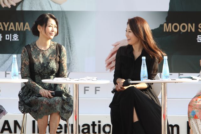 中山美穂のドレス、美しい！「女優が女優と会う」トークイベントにて（10枚目）