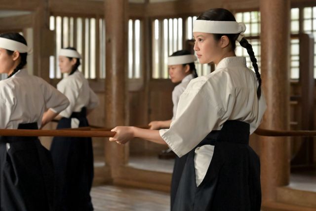 「あんぱん」第23回より 画像は薙刀の授業を受けるヒロイン・朝田のぶ(今田美桜)