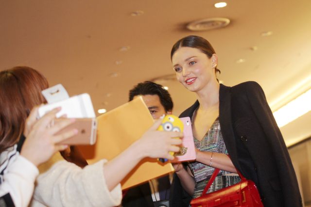 ミランダ・カー、シックな装いで羽田空港に到着！フォトギャラリー（4枚目）