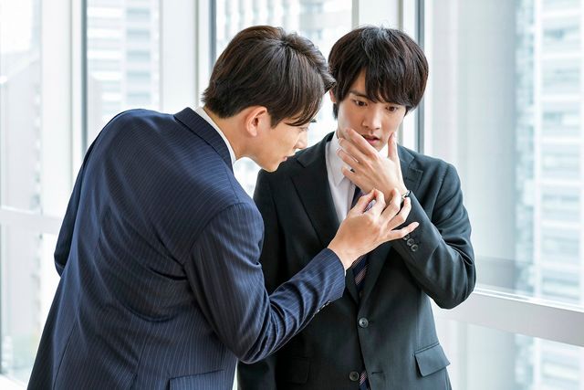 安達の手に触れる黒沢　ドラマ「30歳まで童貞だと魔法使いになれるらしい」第9話場面カット：フォトギャラリー