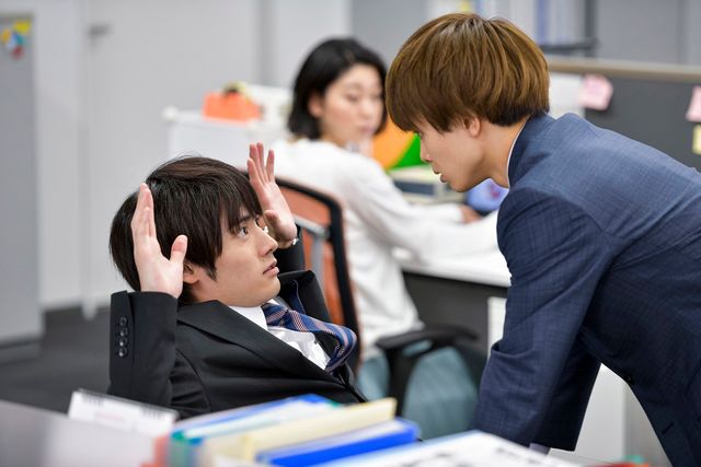 安達の手に触れる黒沢　ドラマ「30歳まで童貞だと魔法使いになれるらしい」第9話場面カット（3枚目）