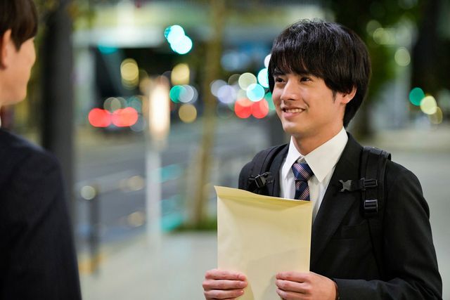 安達の手に触れる黒沢　ドラマ「30歳まで童貞だと魔法使いになれるらしい」第9話場面カット（4枚目）