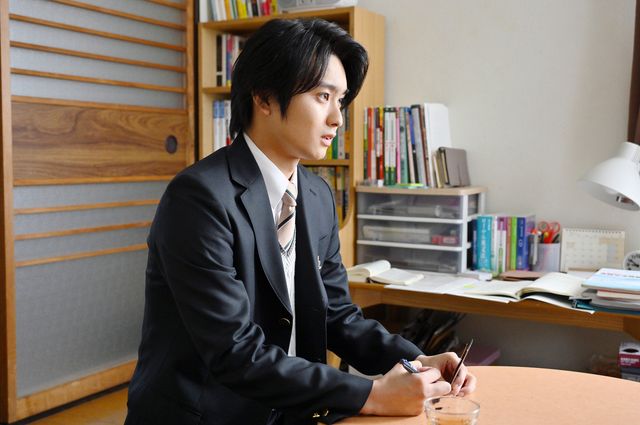 御上の過去が明かされる…日曜劇場「御上先生」第3話場面写真（12枚目）