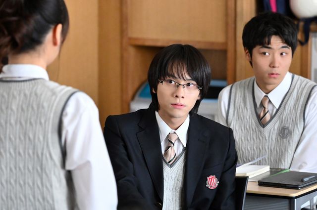 御上の過去が明かされる…日曜劇場「御上先生」第3話場面写真（18枚目）