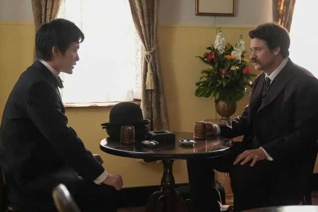 ヘブン（トミー・バストウ）の秘密を守るため…朝ドラ「ばけばけ」第118回の場面写真（2枚目）