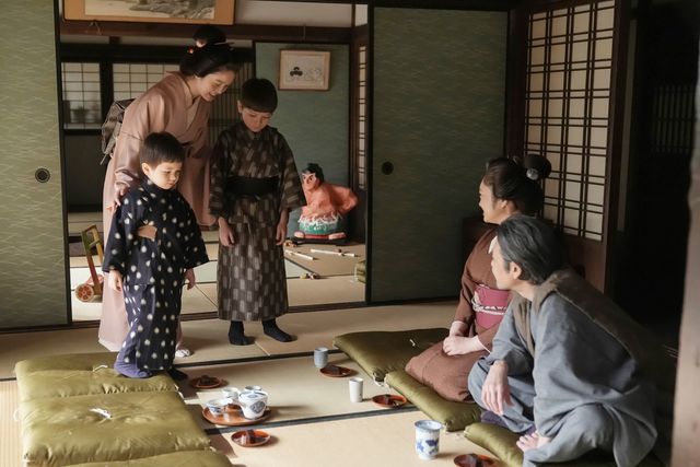 ヘブン（トミー・バストウ）の秘密を守るため…朝ドラ「ばけばけ」第118回の場面写真（3枚目）