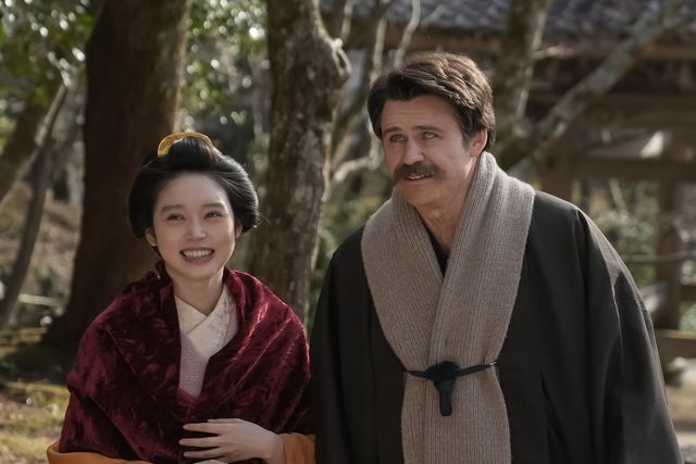 ヘブン（トミー・バストウ）の秘密を守るため…朝ドラ「ばけばけ」第118回の場面写真（4枚目）