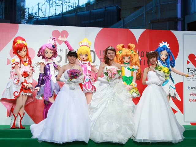 プリキュア声優、生天目仁美、渕上舞、宮本佳那子が雨の中、ウェディングドレス姿を披露!!　画像ギャラリー（2枚目）