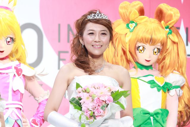 プリキュア声優、生天目仁美、渕上舞、宮本佳那子が雨の中、ウェディングドレス姿を披露!!　画像ギャラリー（4枚目）