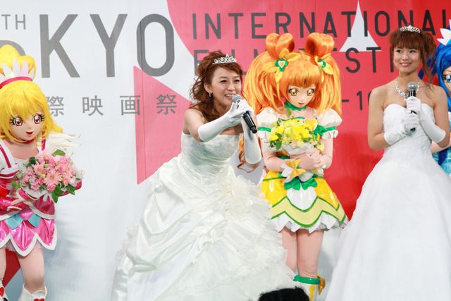 プリキュア声優、生天目仁美、渕上舞、宮本佳那子が雨の中、ウェディングドレス姿を披露!!　画像ギャラリー（6枚目）